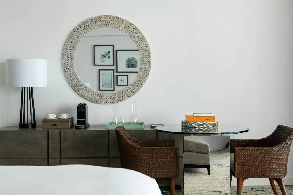 Elegante Hotelzimmereinrichtung mit stilvollem Spiegel und Kaffeemaschine