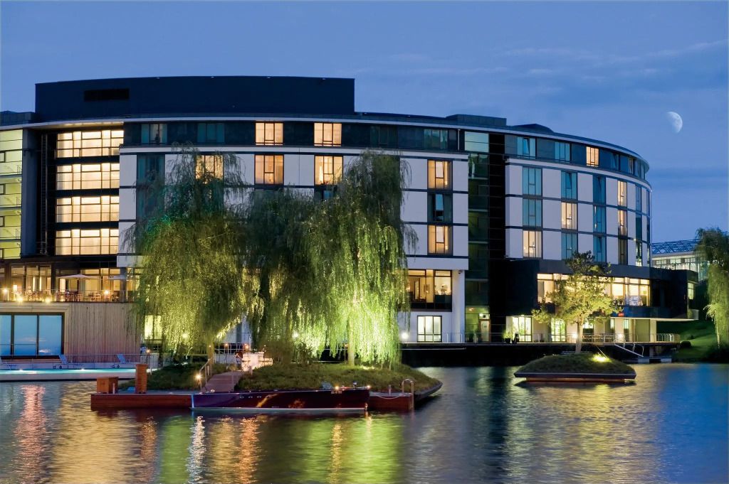 Nächtliche Ansicht des luxuriösen Ritz-Carlton Hotels am Wasser in Wolfsburg
