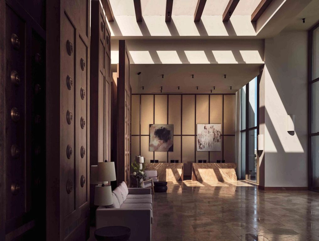 Moderne Hotelhalle mit hohen Decken und natürlichem Licht