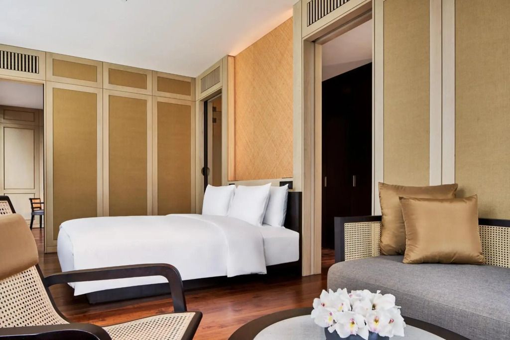 Elegantes Hotelzimmer mit Holzverkleidung und modernen Möbeln