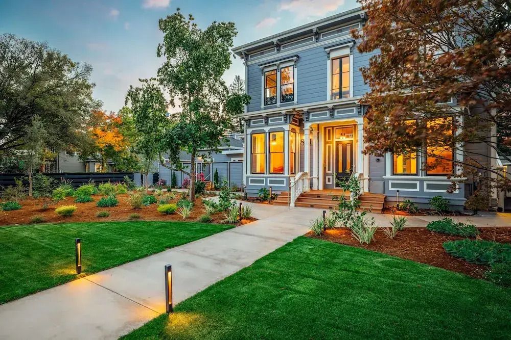 Elegante Fassade eines stilvollen Hotels mit gepflegtem Garten im Vordergrund