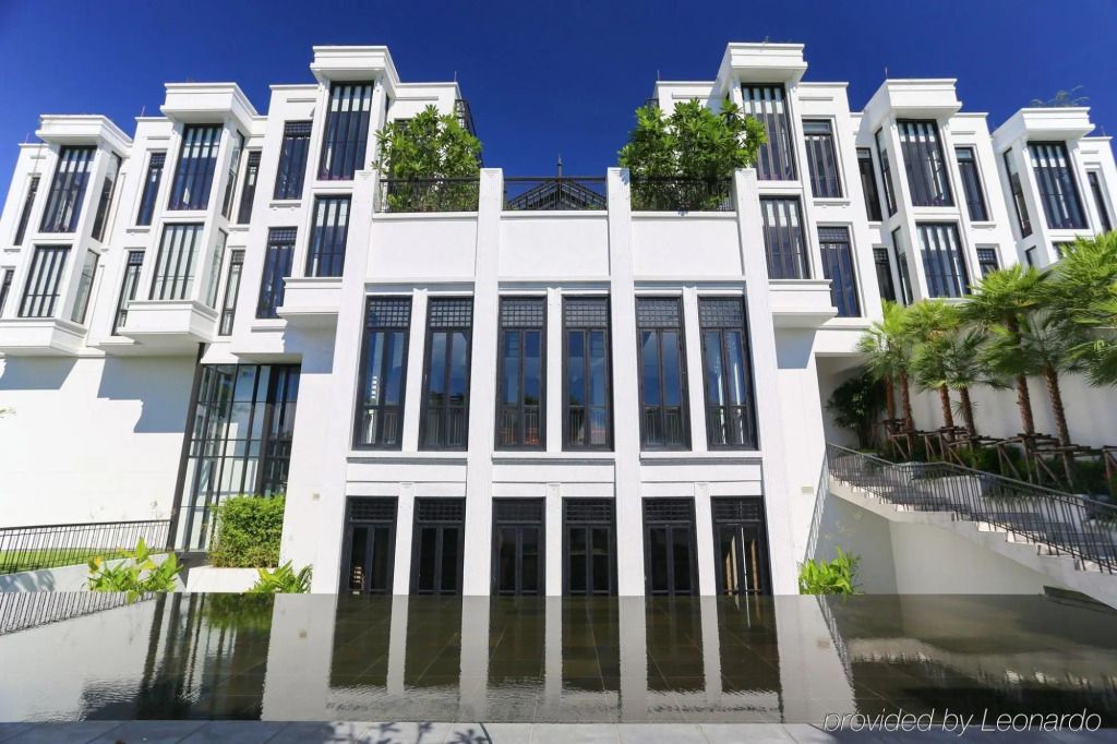 Elegante Fassade des The Siam Hotels mit vertikalen Fenstern und symmetrischem Design