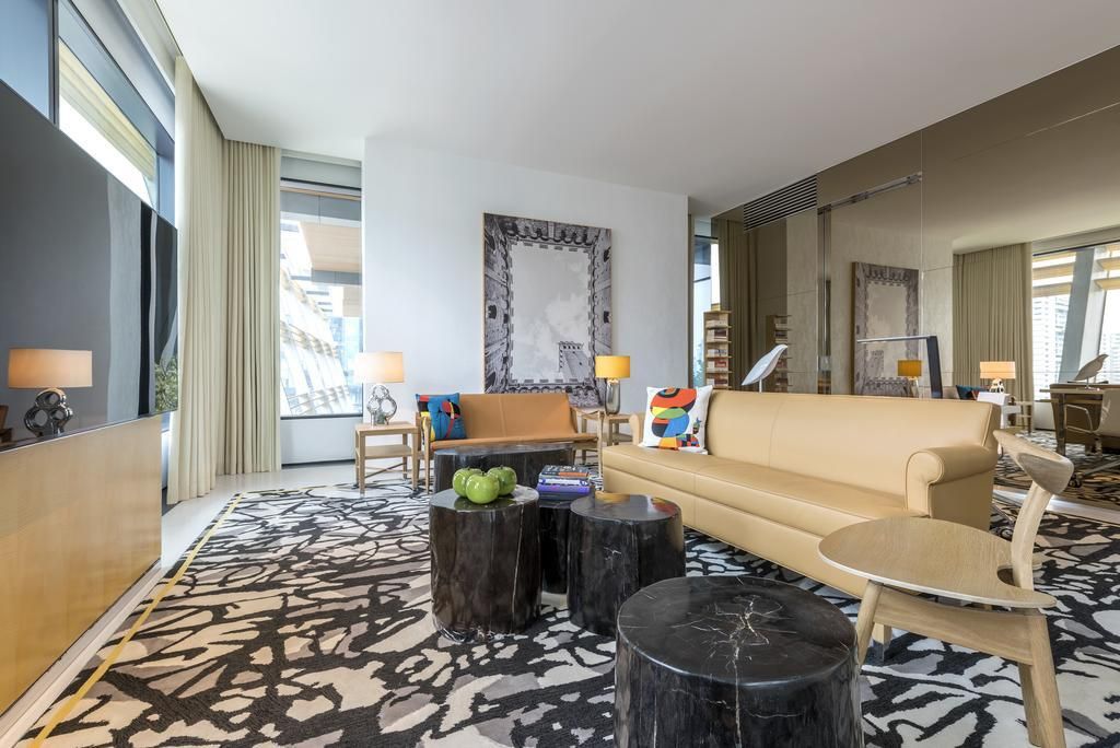 Modernes Wohnzimmer der Suite mit stilvoller Einrichtung und Gemälden