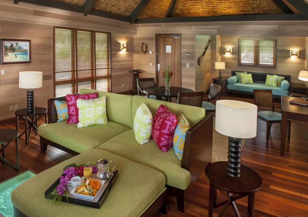 Luxuriöses Wohnzimmer in einer Suite mit bunter Dekoration und Holzelementen