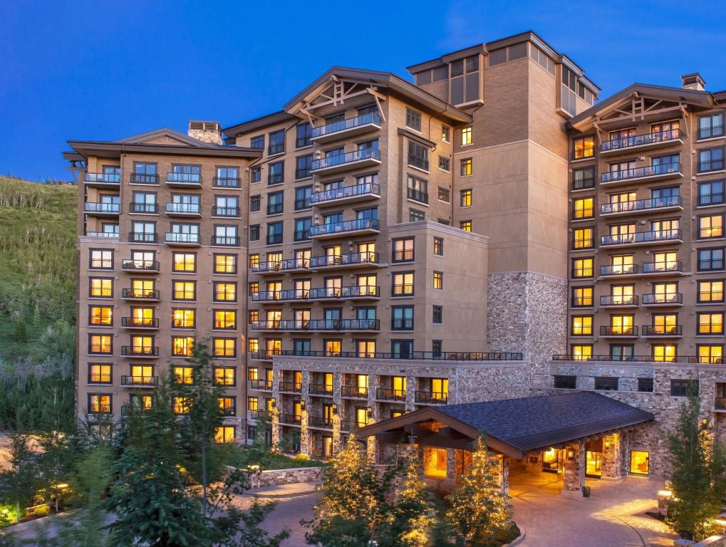 Fassade des St. Regis Deer Valley bei Dämmerung mit beleuchteten Balkonen