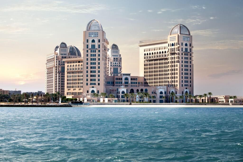 Spektakuläre Außenansicht des The St. Regis Doha mit Blick aufs Meer