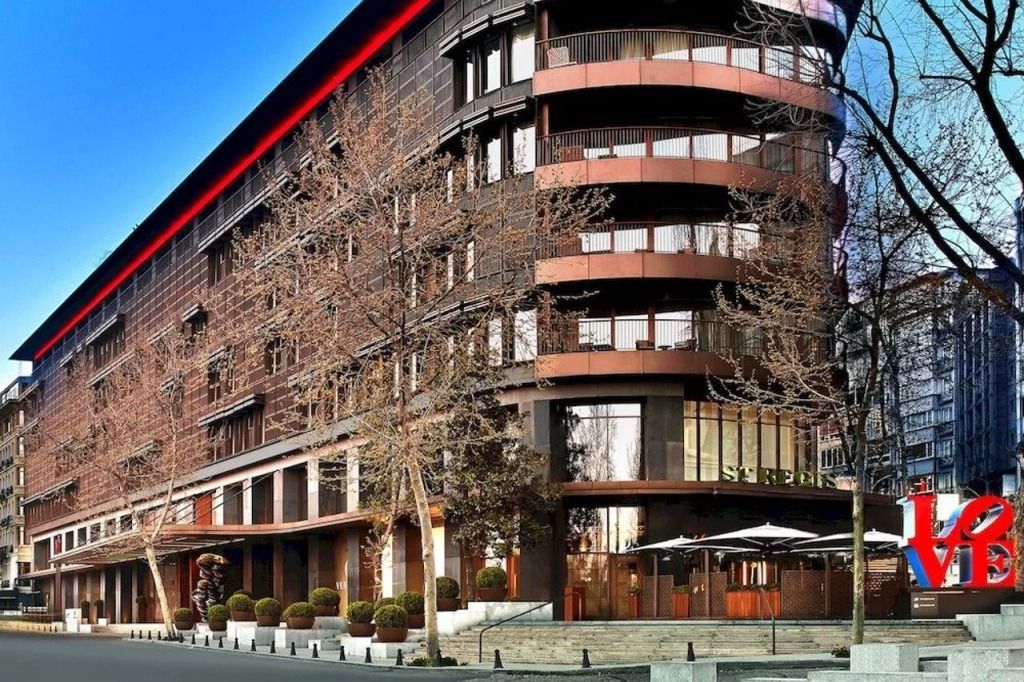 Moderne Fassade des St. Regis Istanbul mit großen Glasflächen und eleganten Linien