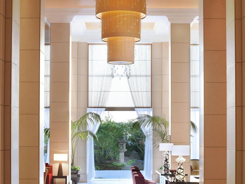 Elegante Lobby mit hohen Decken und großen Leuchten in The St. Regis Osaka