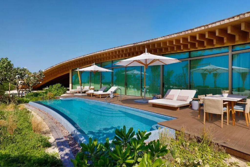 Luxuriöse Terrasse mit Pool und Liegestühlen im St. Regis Red Sea Resort