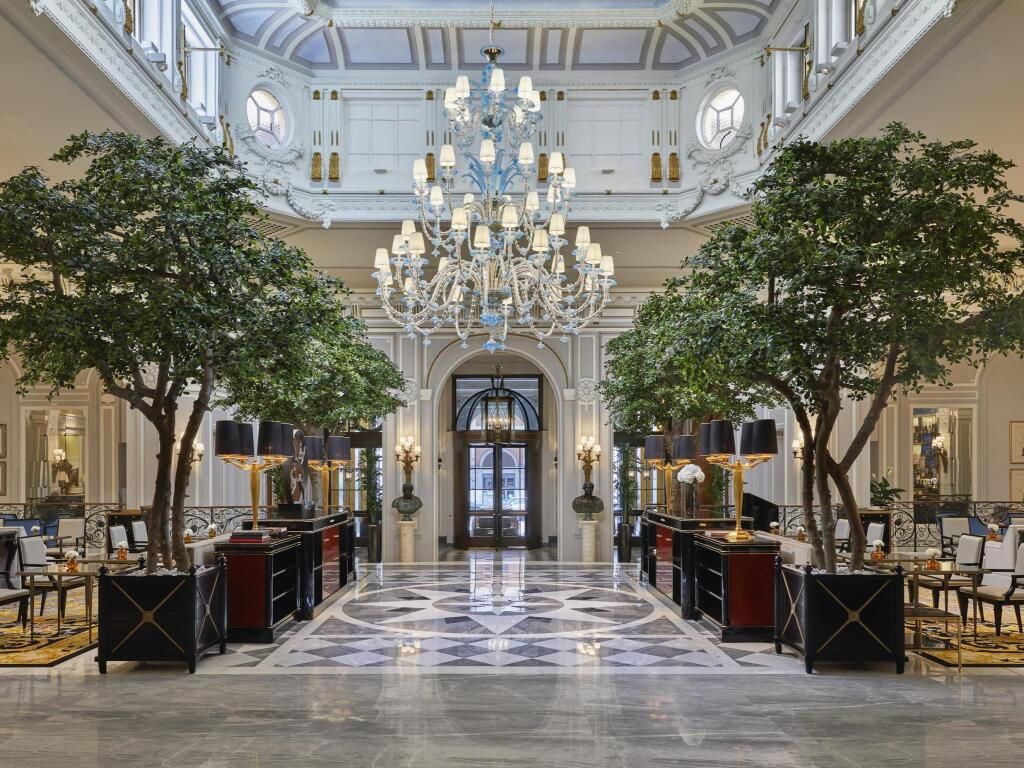 Prächtige Lobby mit Kronleuchter und Marmorfußboden