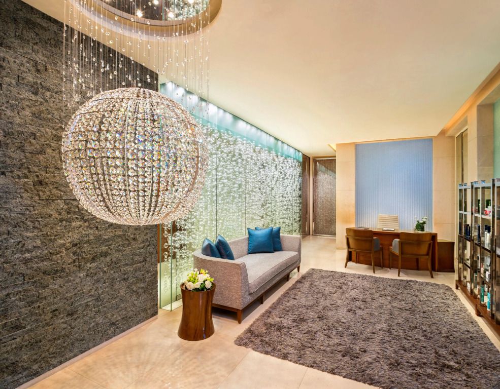Eleganter Wellnessbereich mit funkelndem Kronleuchter und bequemer Sitzgelegenheit