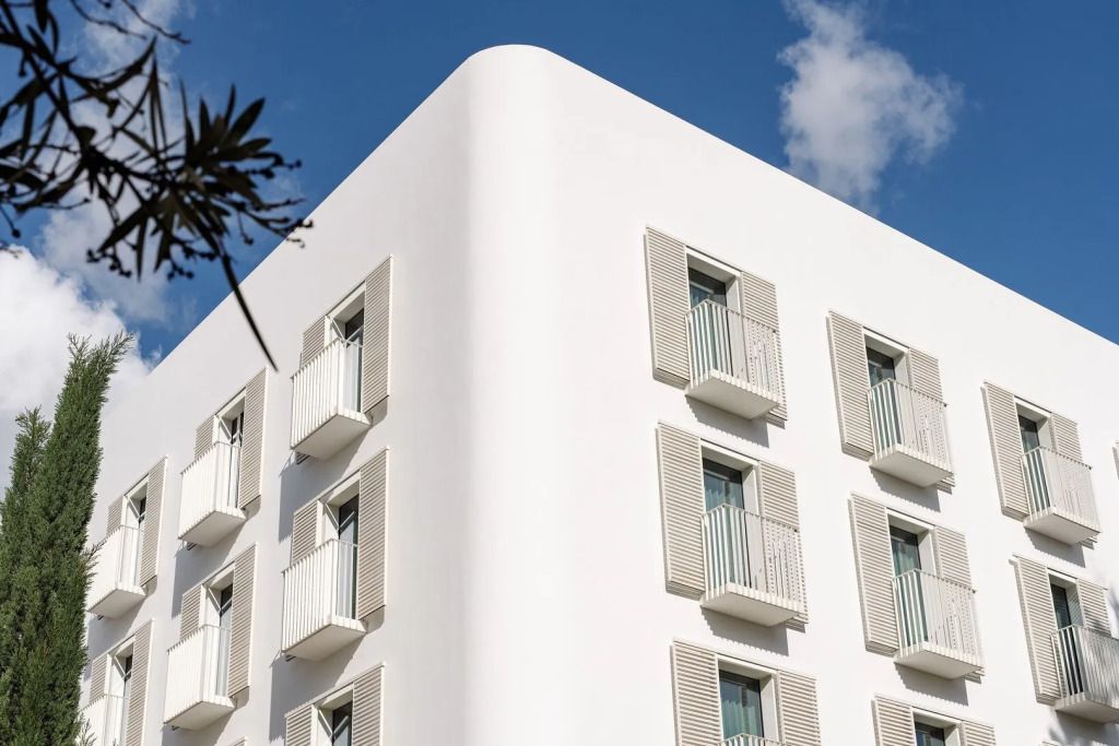Moderne weiße Hotelarchitektur mit geometrischen Linien und Fenstern