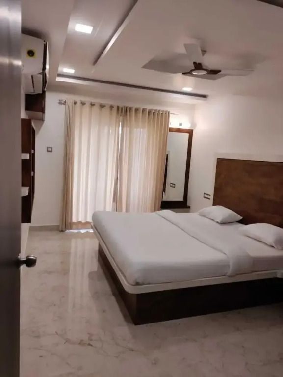 Elegantes Hotelzimmer mit Doppelbett und Vorhängen