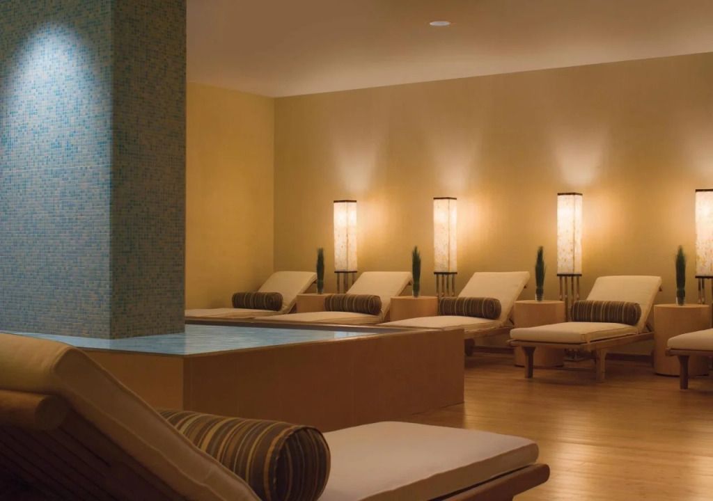 Eleganter Ruheraum im Spa mit bequemen Liegen und entspannendem Ambiente