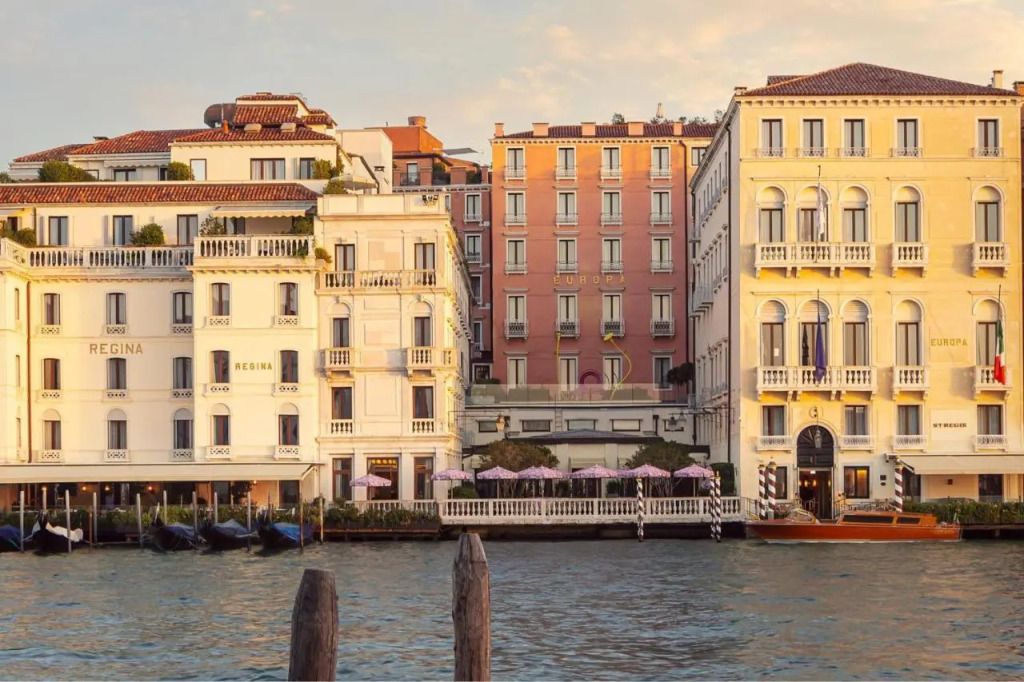 Panorama von eleganten Stadthäusern am Wasser in Venedig