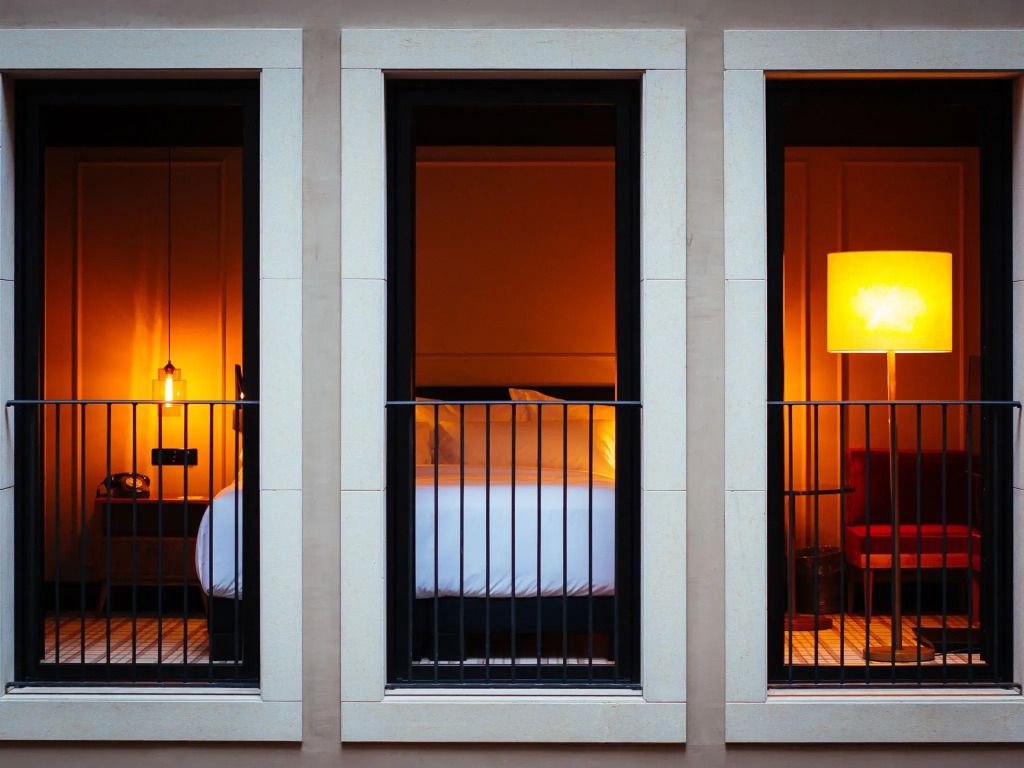 Zimmereinblick durch Fenster mit gemütlicher Beleuchtung und elegantem Design