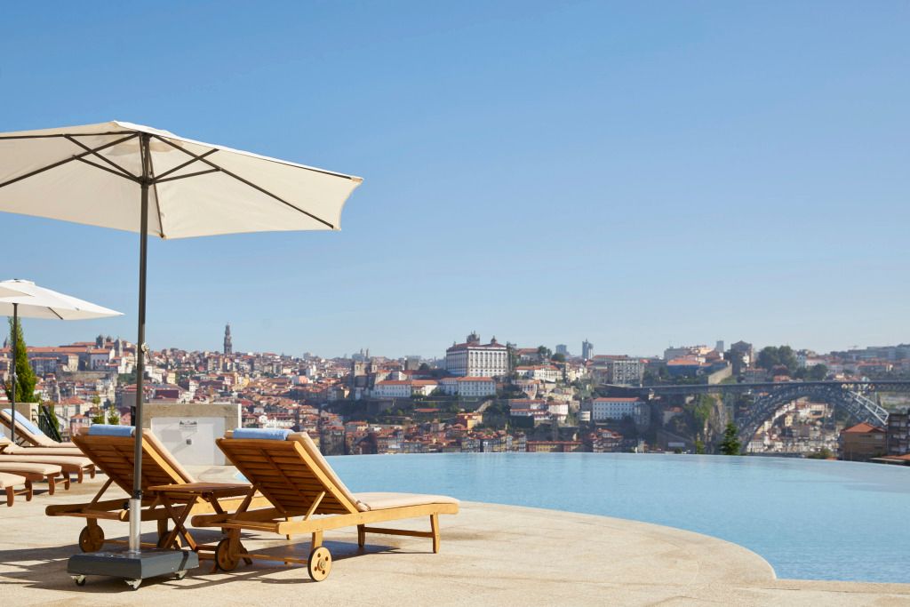 Infinity-Pool mit Blick auf Porto und den Douro.