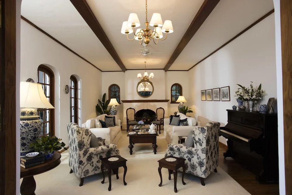 Eleganter Wohnbereich mit Kamin und klassischer Einrichtung im Hotel