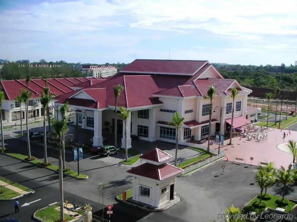 Weitläufige Hotelanlage mit markanter Architektur und rotem Dach