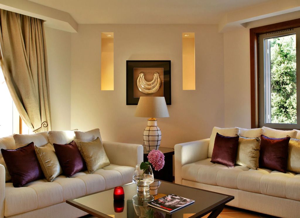 Elegantes Wohnzimmer mit beigen Sofas und Deko-Elementen im Hotel Tiara Yaktsa Côte d'Azur