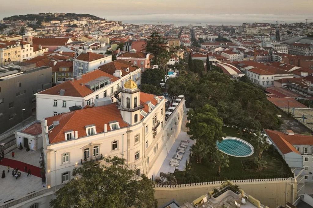 Luftaufnahme des Torel Palace Lisbon mit Panorama der Stadt im Hintergrund