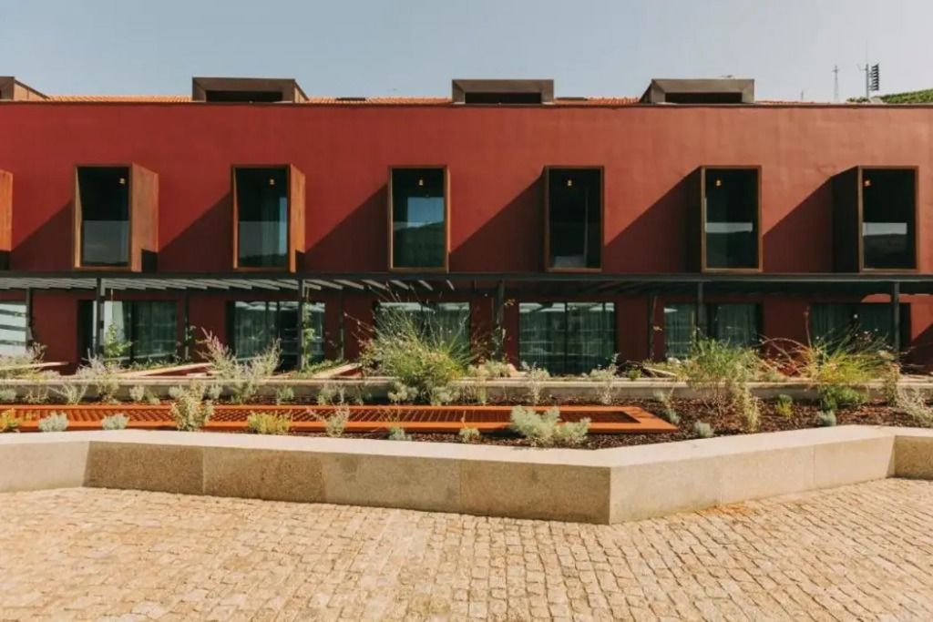 Moderne Fassade mit großen Fenstern und eleganter Gartengestaltung