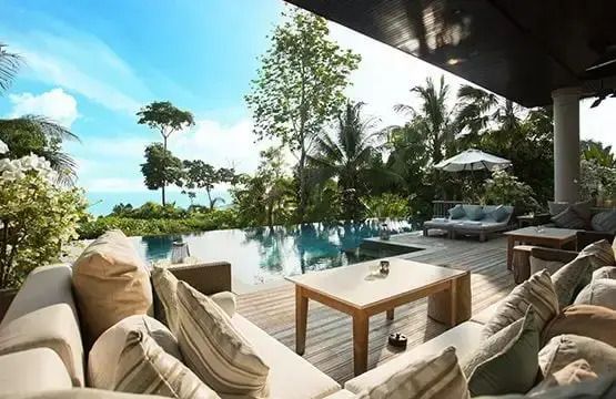 Private Terrasse mit Poolblick auf tropische Landschaft und Meer in Phuket