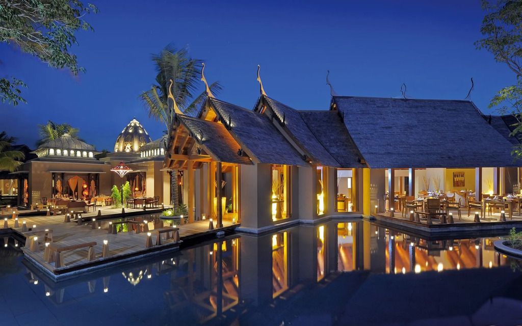 Architektonisch beeindruckende Gebäudestruktur bei Abendbeleuchtung