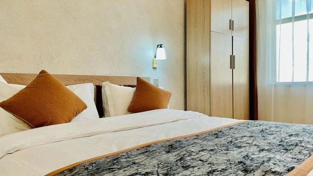 Gemütliches Hotelzimmer mit Doppelbett und Holzdetails