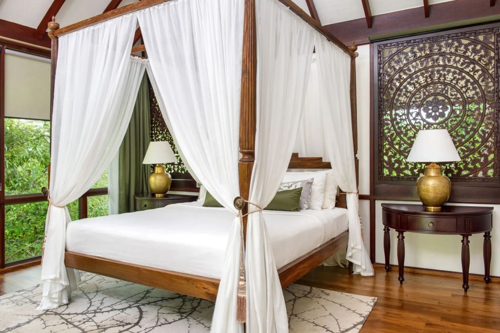 Luxuriöses Schlafzimmer mit Himmelbett und Holzelementen