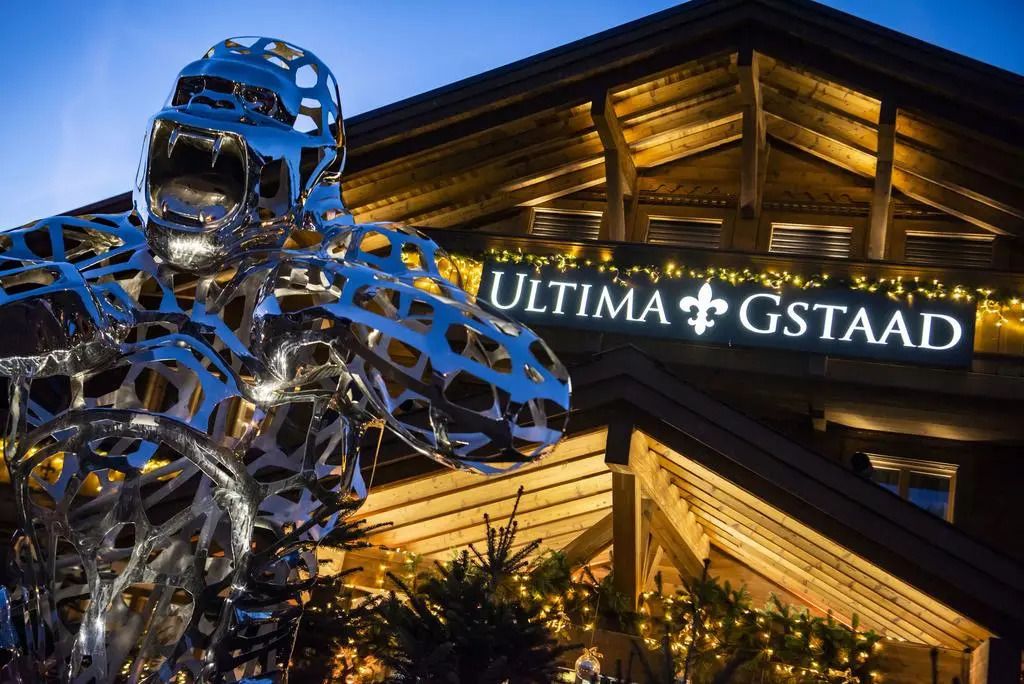 Elegante Fassade des Ultima Gstaad mit moderner Kunstinstallation
