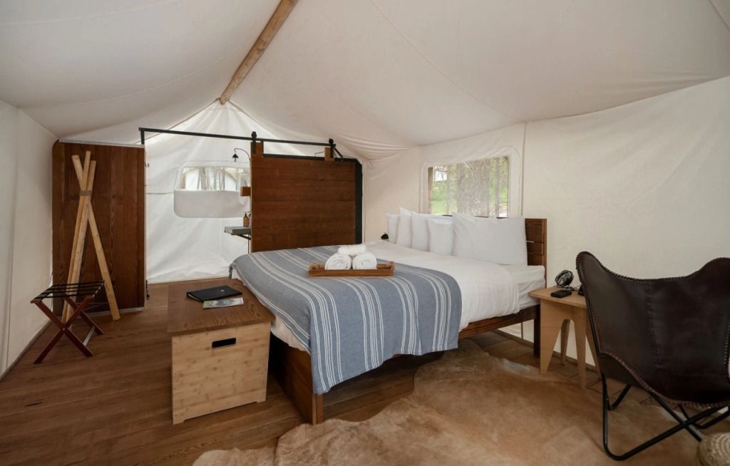 Geräumiges Zeltzimmer mit Doppelbett und stilvoller Einrichtung