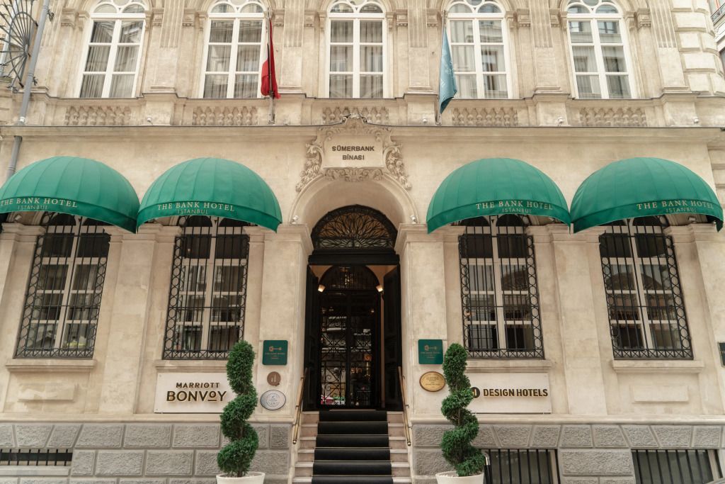 Historische Fassade des Bank Hotel Istanbul mit eleganten grünen Vordächern
