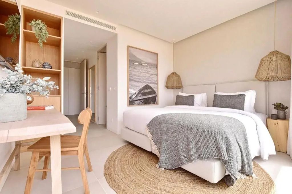 Lichtdurchflutetes Hotelzimmer mit großem Bett und gemütlicher Dekoration