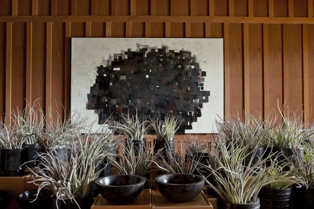 Elegante Kunstinstallation im Four Seasons Resort mit Dekorpflanzen