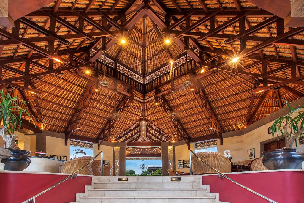 Hölzerne Dachstruktur in der Lobby des Viceroy Bali mit Blick nach draußen