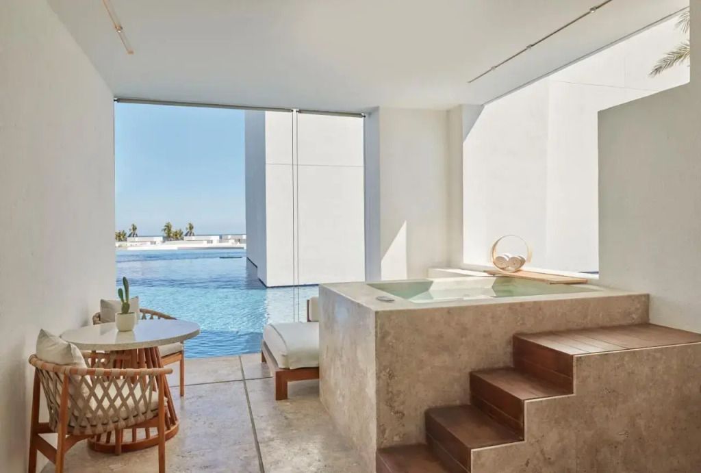 Luxuriöse Suite mit privatem Pool und Meerblick in modernem Design