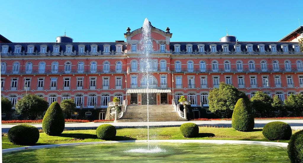Elegante historische Fassade des Vidago Palace Hotels mit Brunnen im Vordergrund