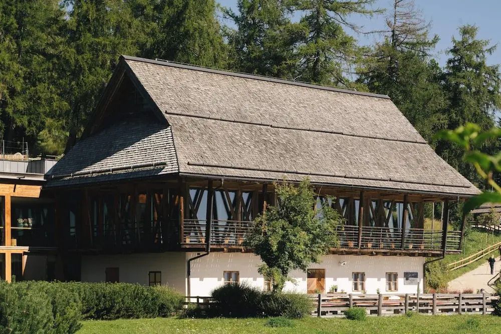 Traditionelles Gebäude mit Holzdach in alpiner Umgebung