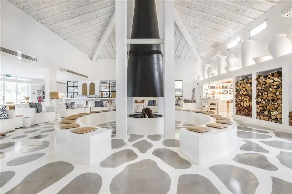 Heller Loungebereich mit zentralem Kamin und modernem Design