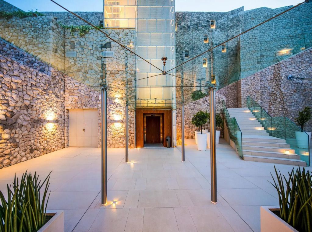 Moderne Villa-Fassade aus Glas und Stein in Villa Dubrovnik.