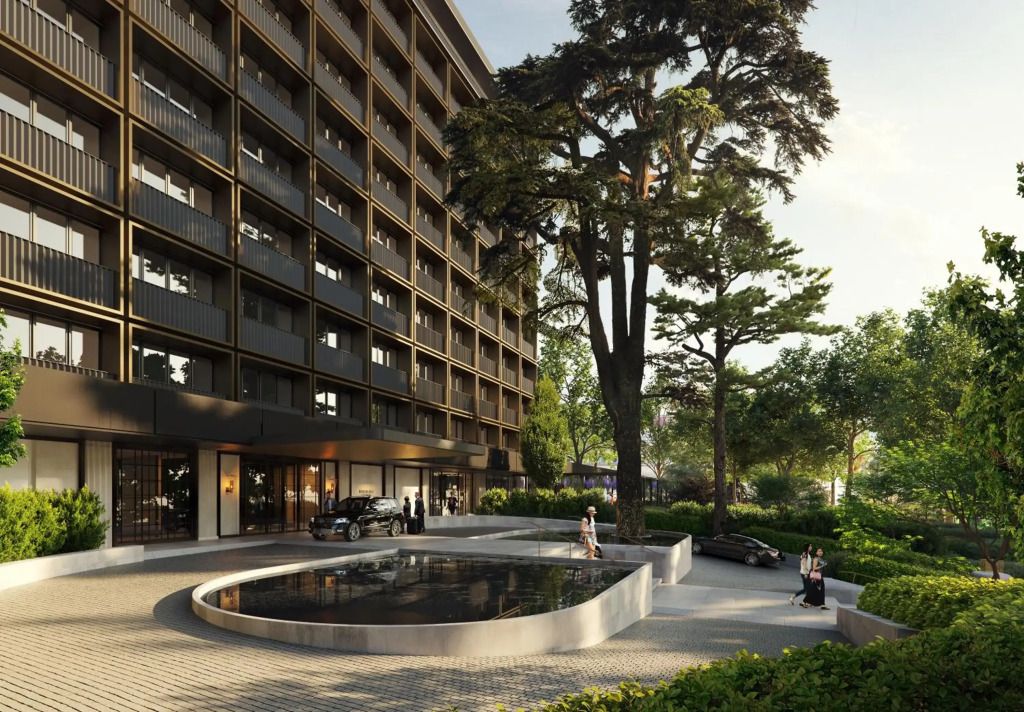 Hotelauffahrt mit großem Baum und modernen Fassadenelementen