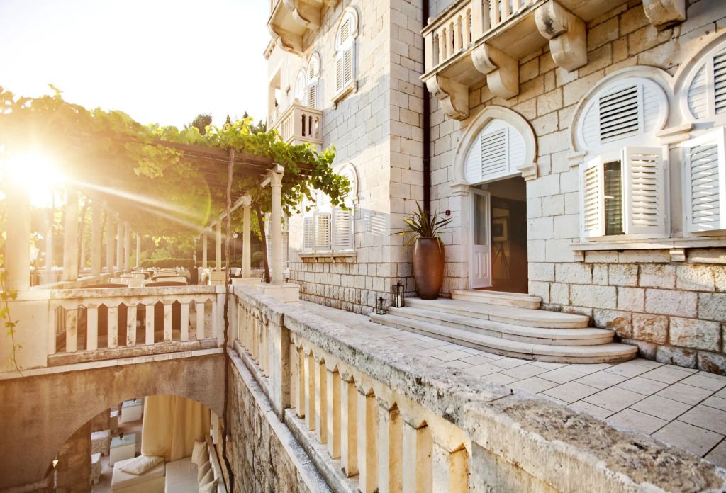 Charmante Steinterrasse des Villa Orsula mit Blick auf den Garten im Morgenlicht