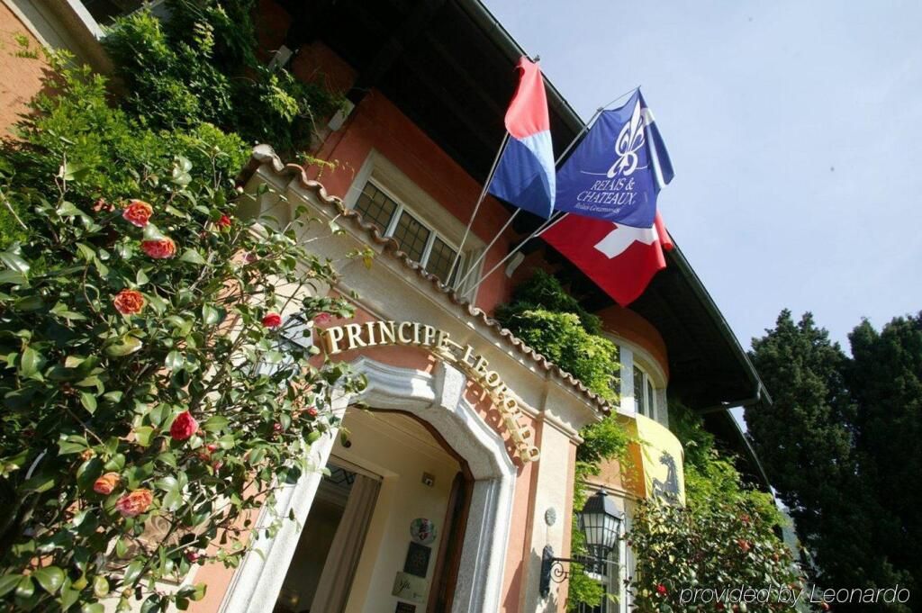 Außenansicht der Villa Principe Leopoldo mit wehenden Flaggen