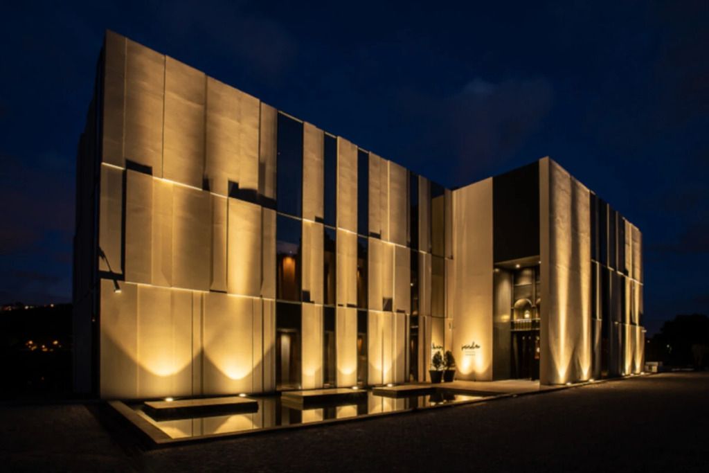 Moderne Hotelfassade bei Nacht mit stilvoller Beleuchtung