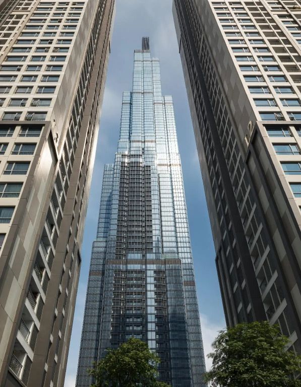 Beeindruckende Architektur des Vinpearl Landmark 81 mit blauem Himmel im Hintergrund