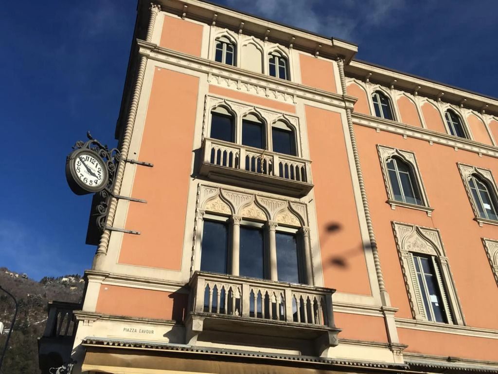 Historische Fassade des Vista Palazzo Lago Di Como im klassischen Stil