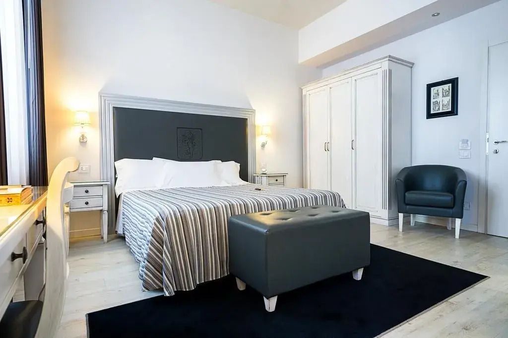 Helles Hotelzimmer mit großem Bett in moderner Einrichtung