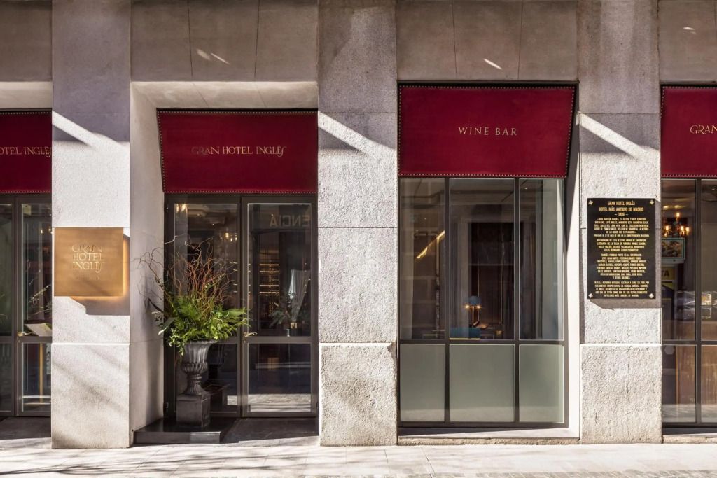 Außenansicht des Gran Hotel Inglés mit eleganter Weinbar.