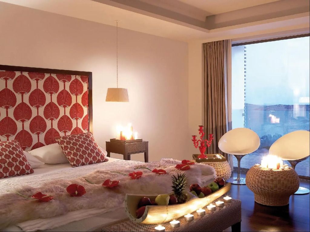 Luxuriöses Hotelzimmer mit romantischer Beleuchtung und Meerblick